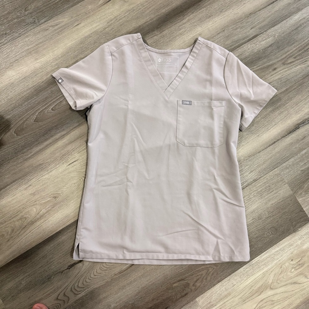 Figs Women's Scrub Top in Light Gray/Nude